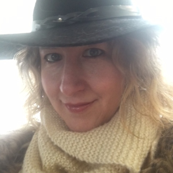 Meet your Posher, Amanda - Picture 2 of 8